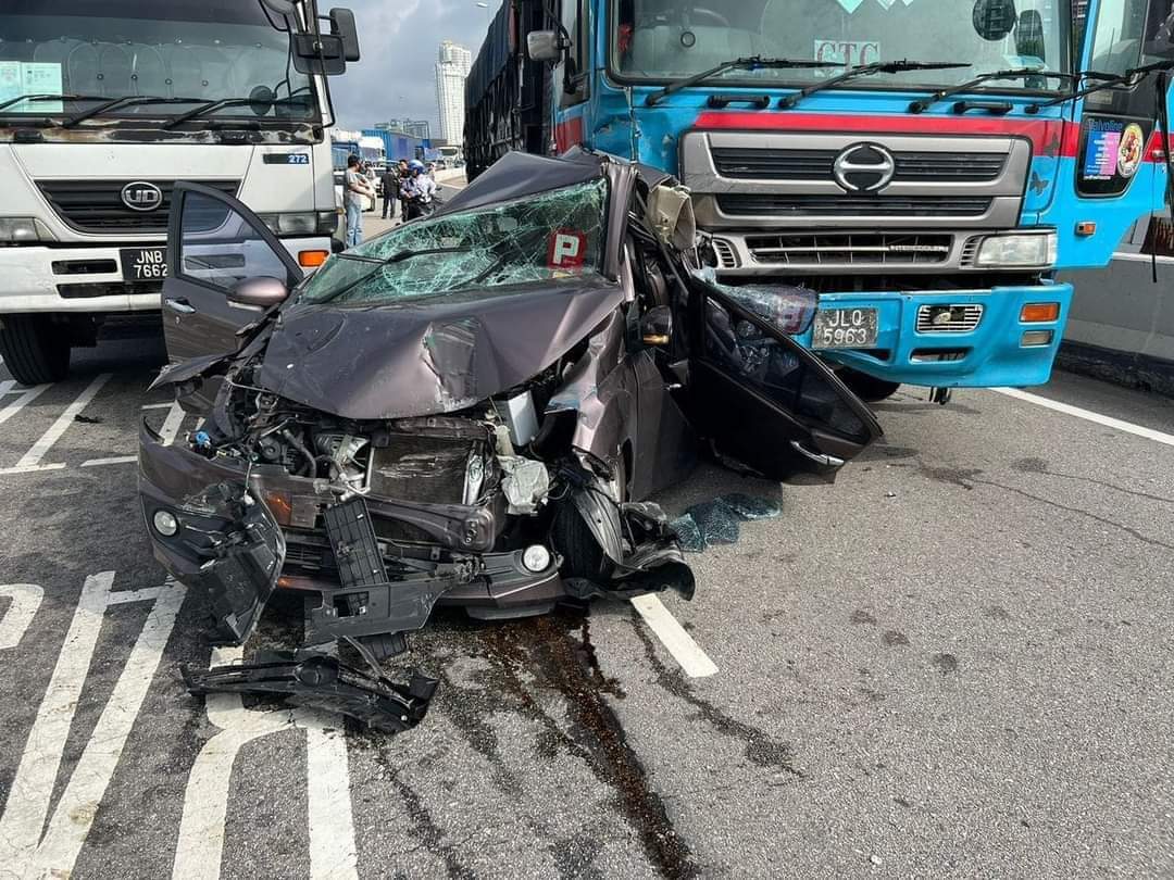 柔：新闻：新柔长堤2车2罗里车祸，1男子受伤