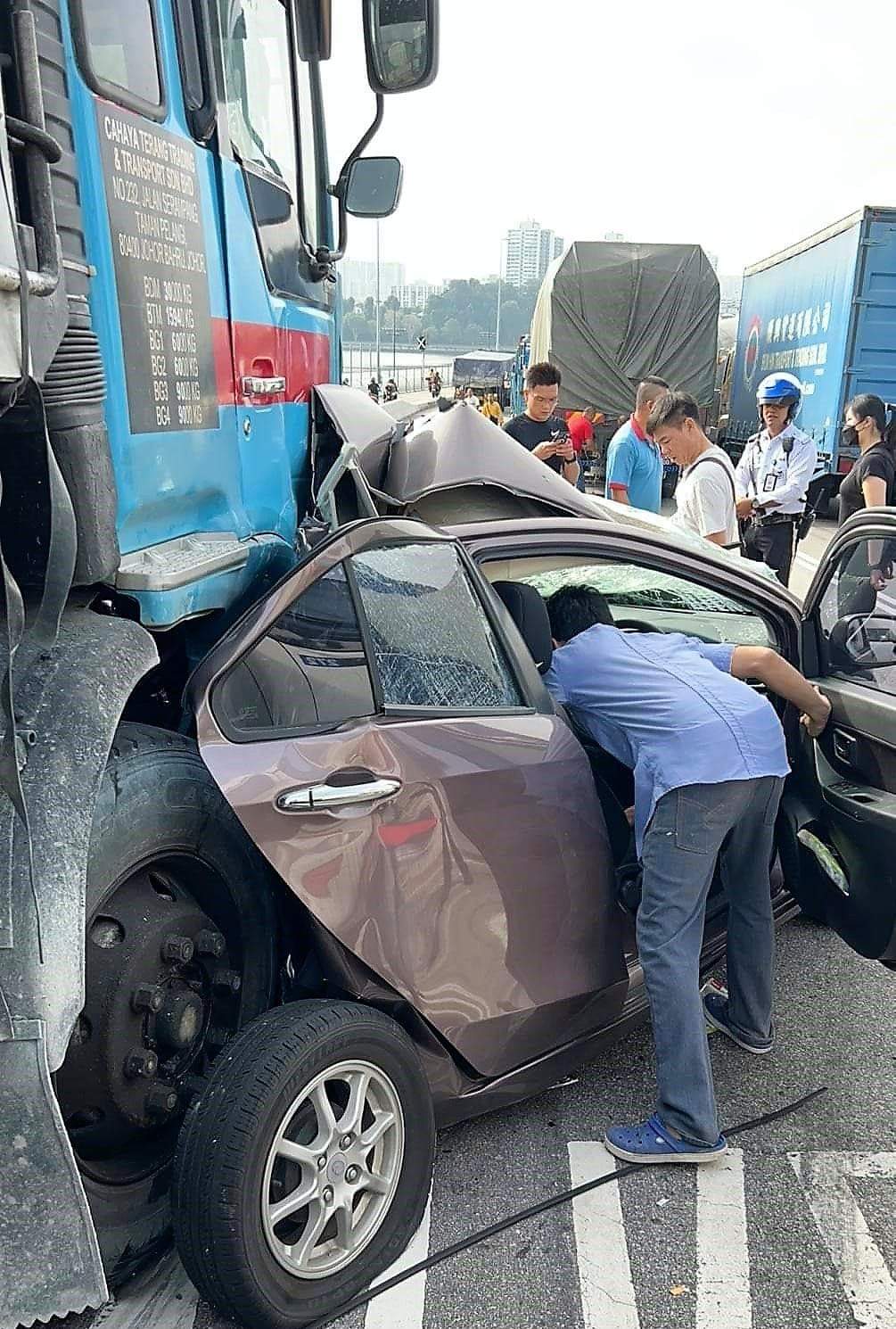 柔：新闻：新柔长堤2车2罗里车祸，1男子受伤