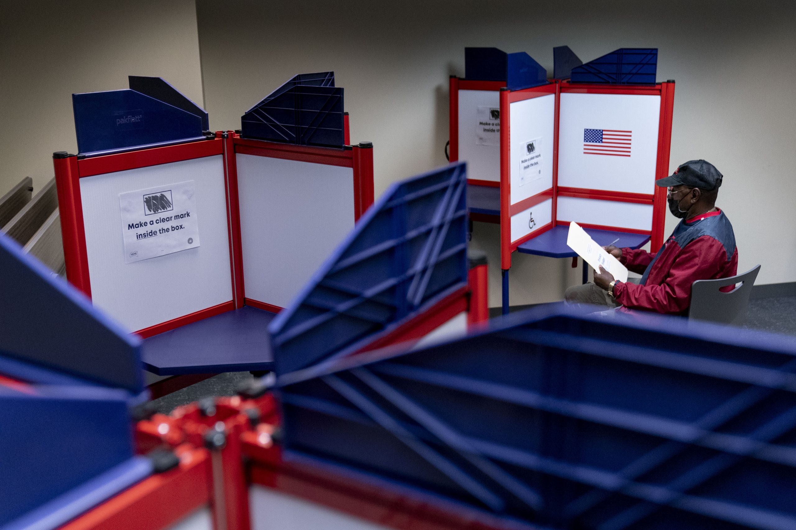 民调：多数美国选民重视来临中期选举