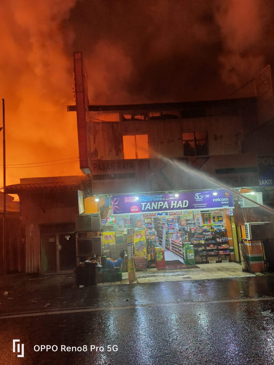 沙登大街火灾，烧毁15间拥有逾50年历史的店铺