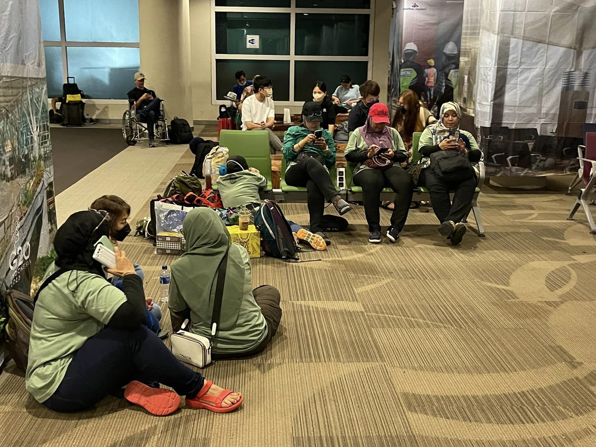 独家 | 巴厘岛飞隆班机延误！上百乘客饿肚子苦等逾5小时