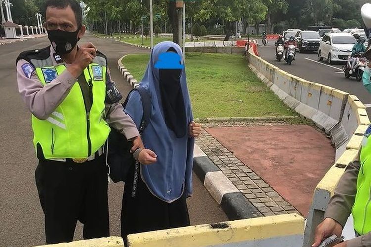 看世界／印尼总统府外挥舞枪枝 女子遭警方逮捕讯问