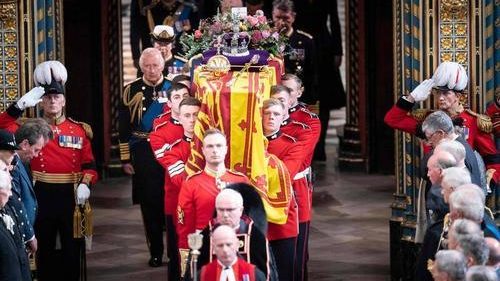 国葬时走在英女王棺木后面     18岁士兵猝死原因成谜