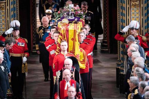 看世界／国葬时走在已故英女王棺木后面 18岁士兵猝死原因成谜