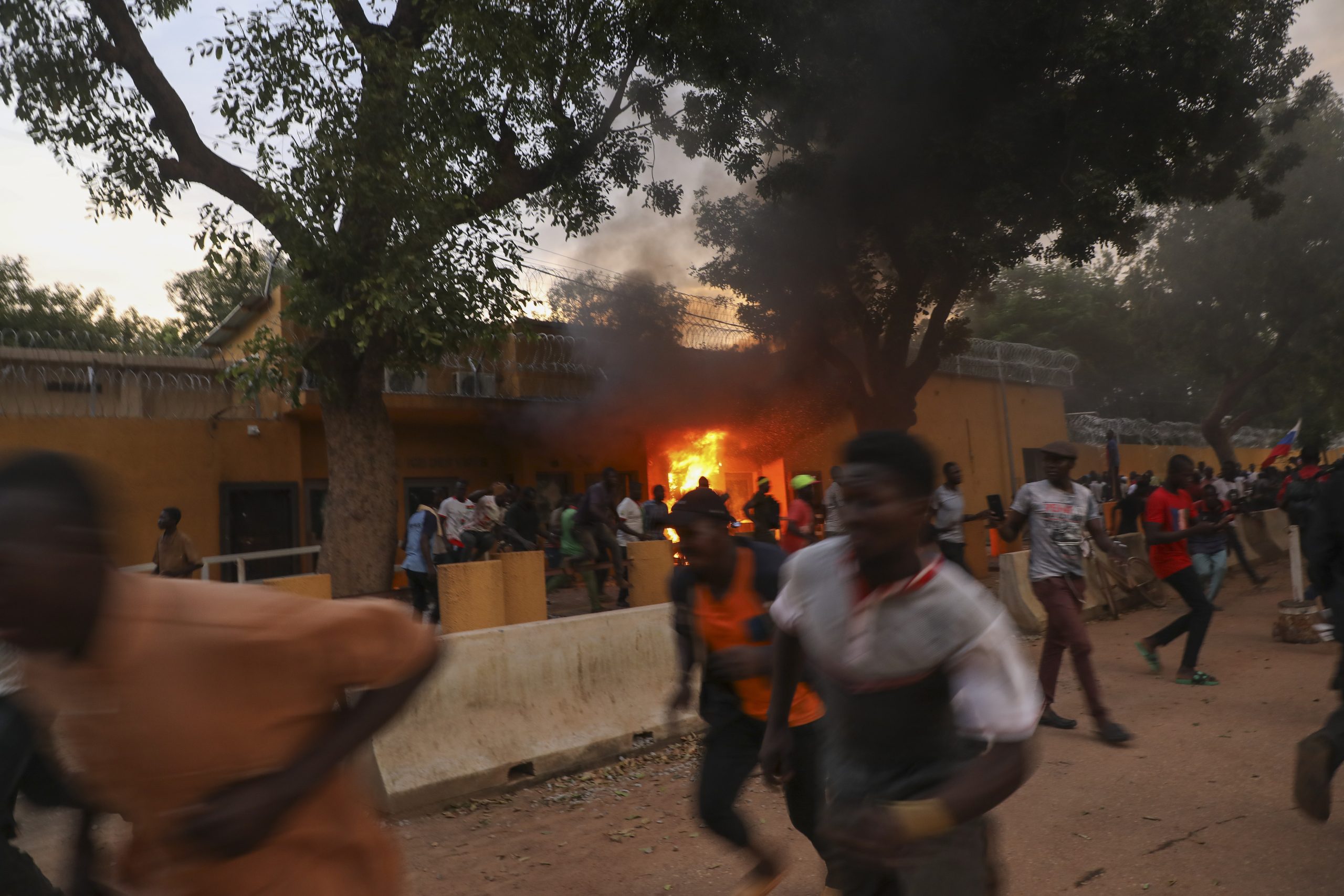 看世界／布基纳法索政变 法使馆被指匿藏总统　示威者包围放火