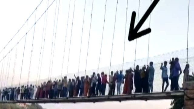 疑有人猛摇扯绳酿500人落水 印度吊桥断裂意外死者增至141人