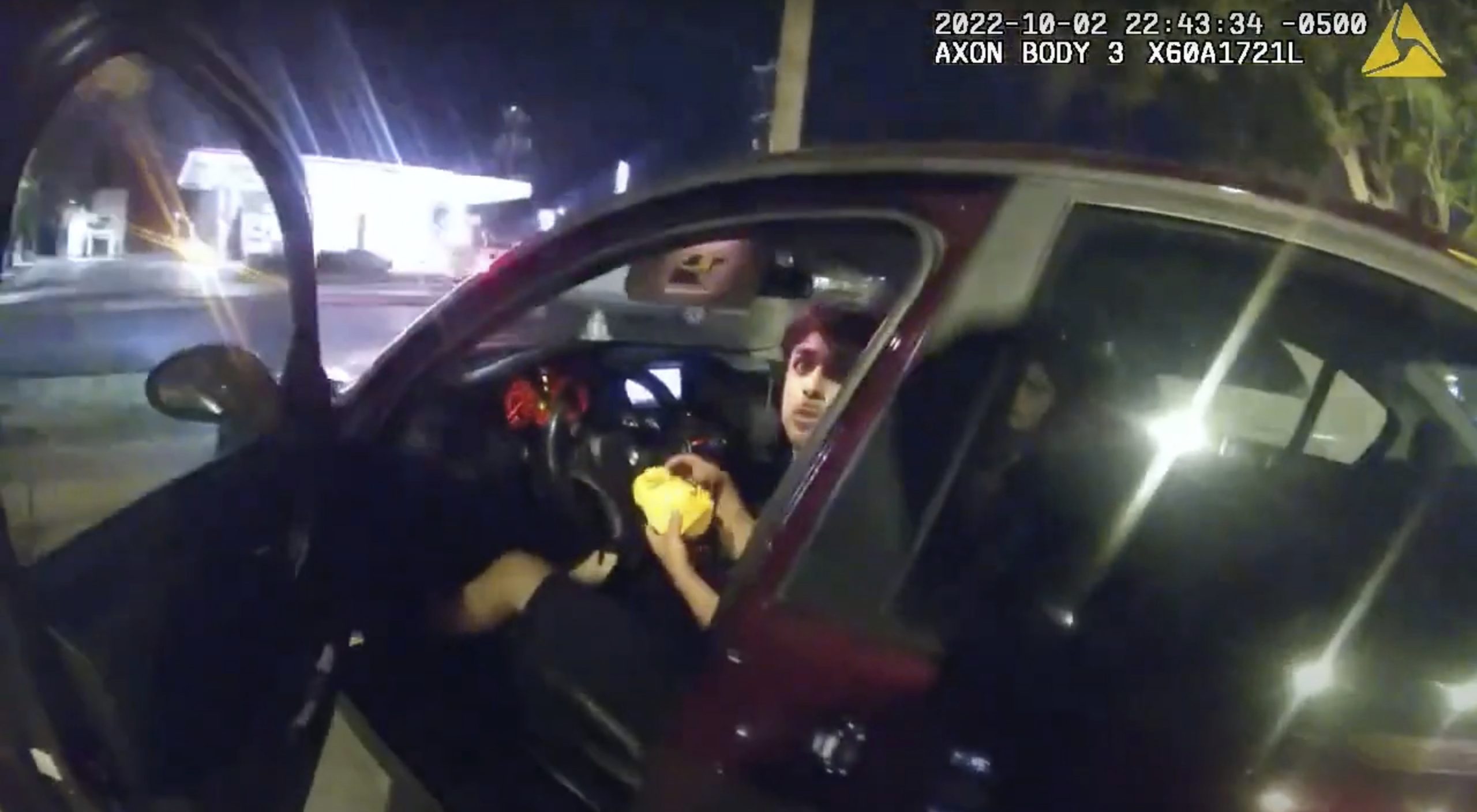 看世界／美国少年在车上吃汉堡 遭警察开枪打伤