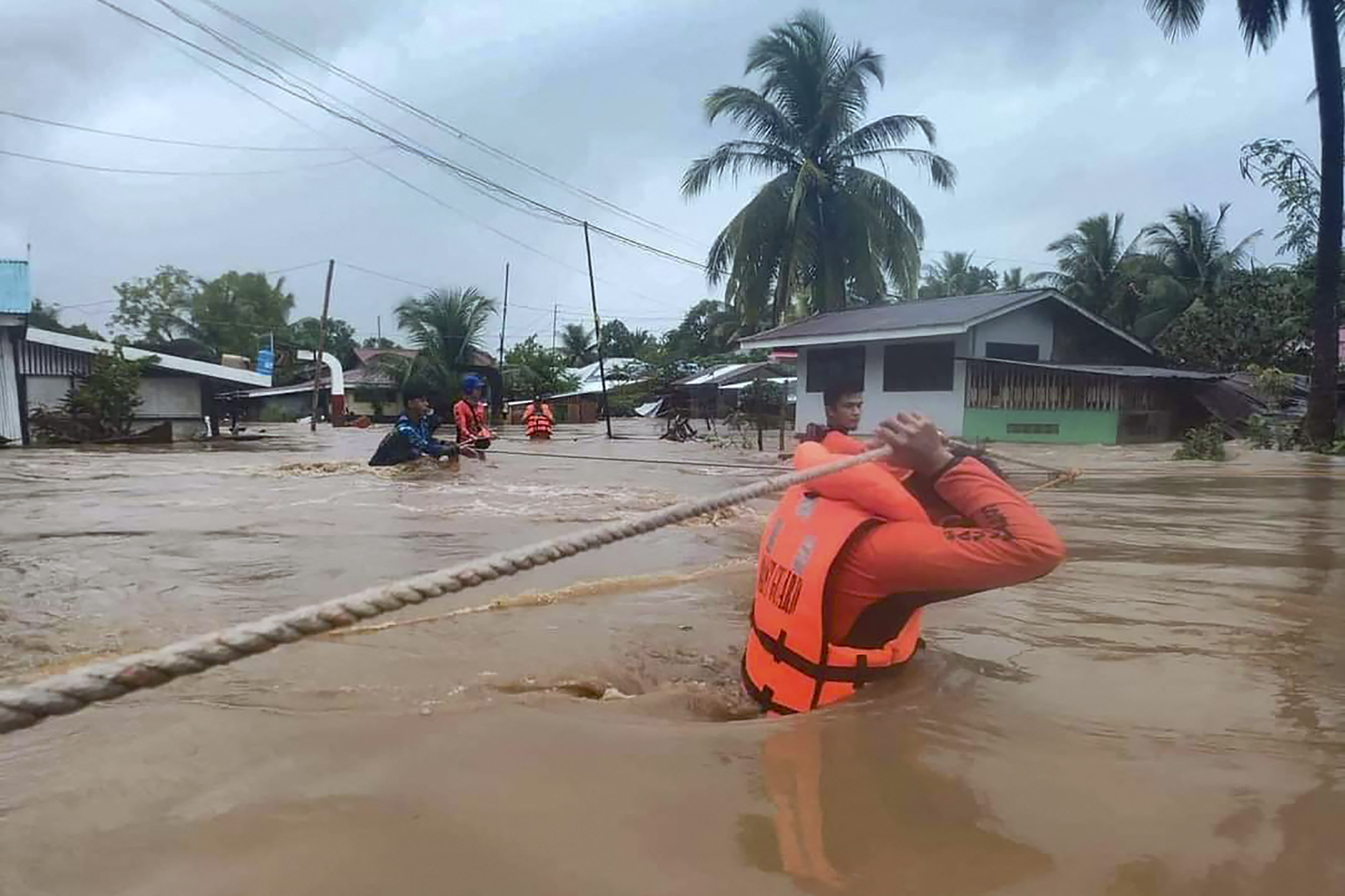 看世界／菲律宾南部爆发洪水土石流 造成至少31死