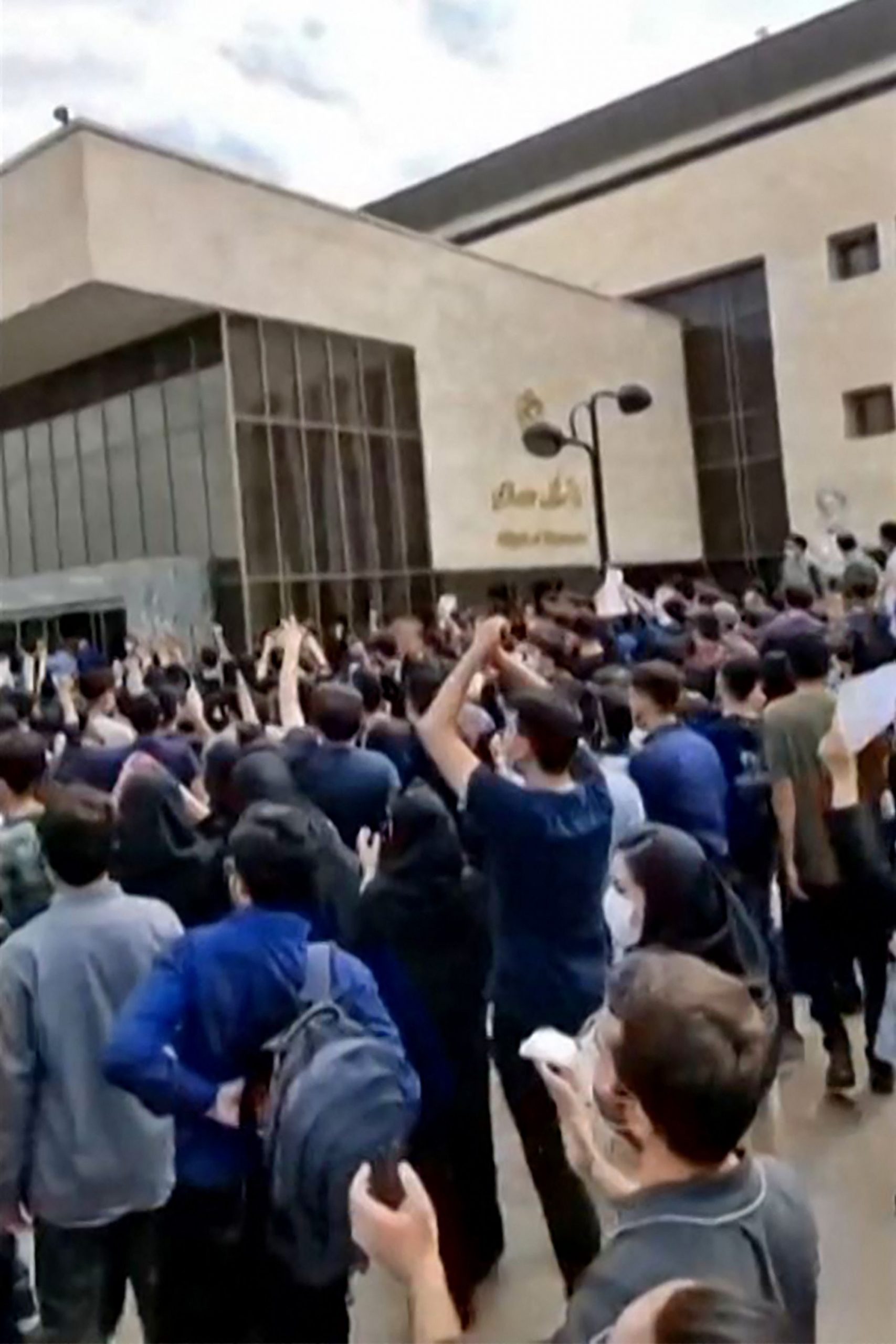 看世界／阿米尼之死抗议进入第3周 伊朗各地学生上街示威