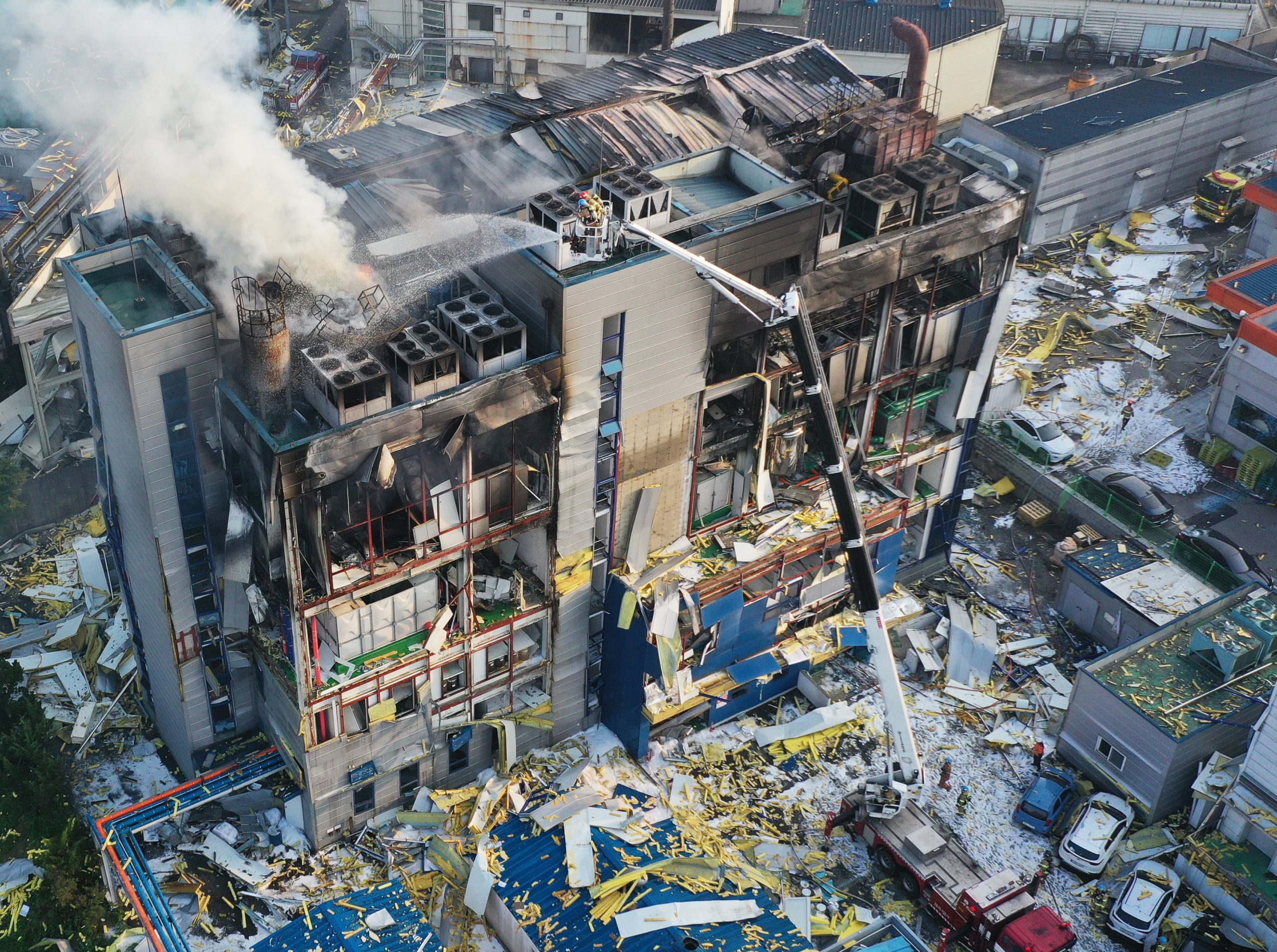 看世界／韩国华城一药剂厂爆炸引发大火 1死17伤