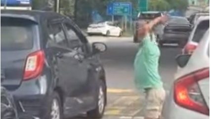 视频 | 大叔红绿灯处下跪膜拜    求司机买纸巾举止吓人