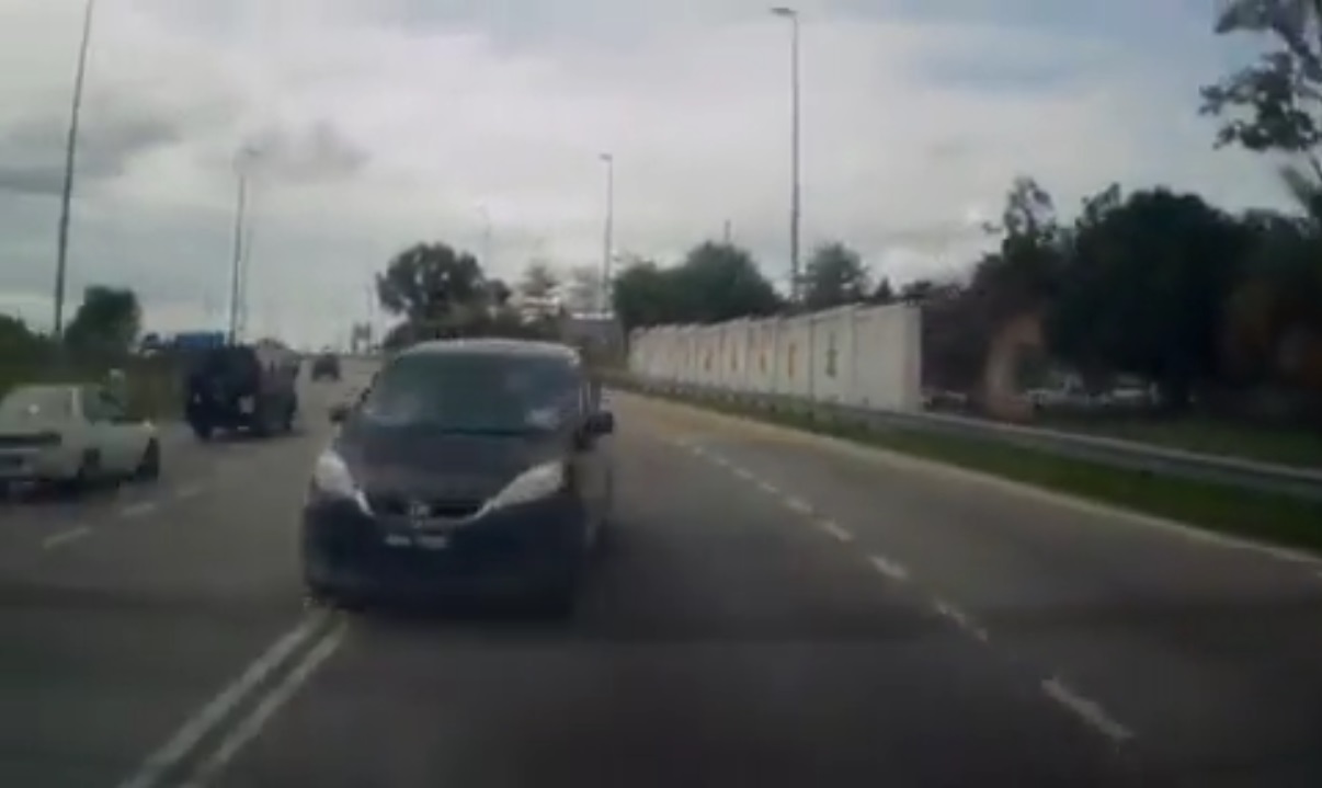 视频|红绿灯处双线插队还骂人 Alza司机闯红灯落网