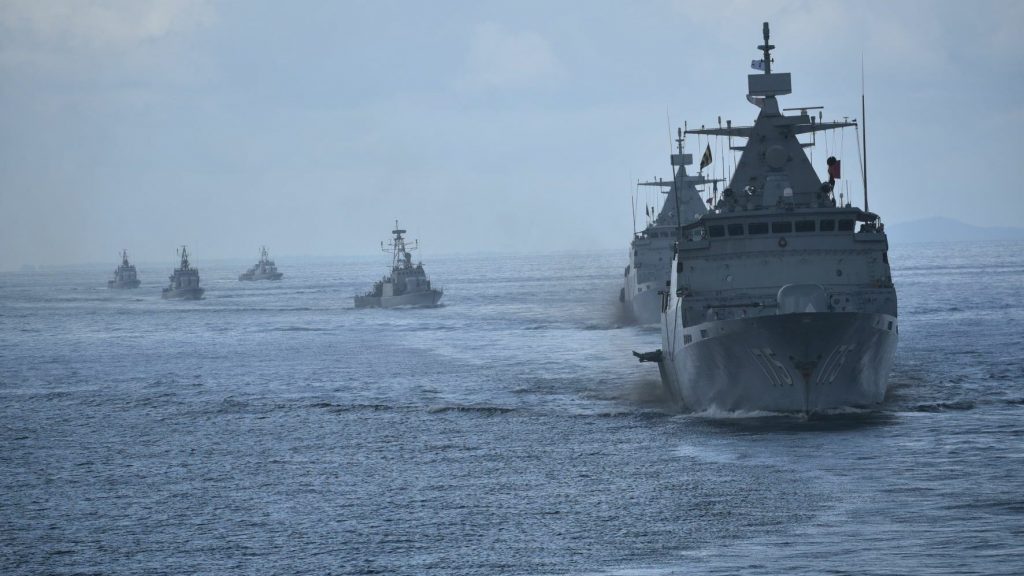 海军东舰队司令      促增军事设备预算