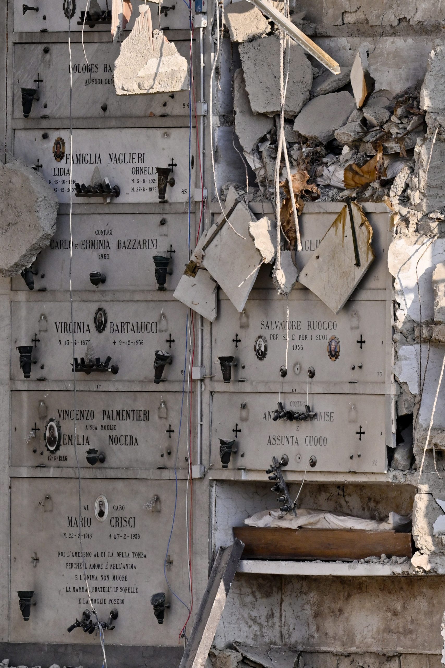 那不勒斯公墓建筑倒塌 “棺木被迫悬在半空中”