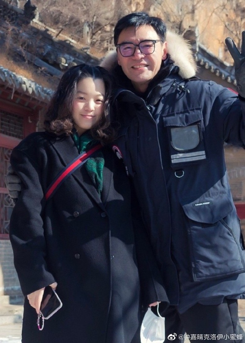 锺镇涛27岁女儿英国遇假公安 被骗个资吓到哭
