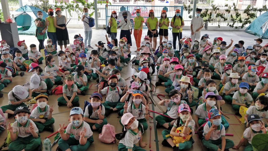 学生校内扮起爬山客 中山幼儿园创新庆重阳节