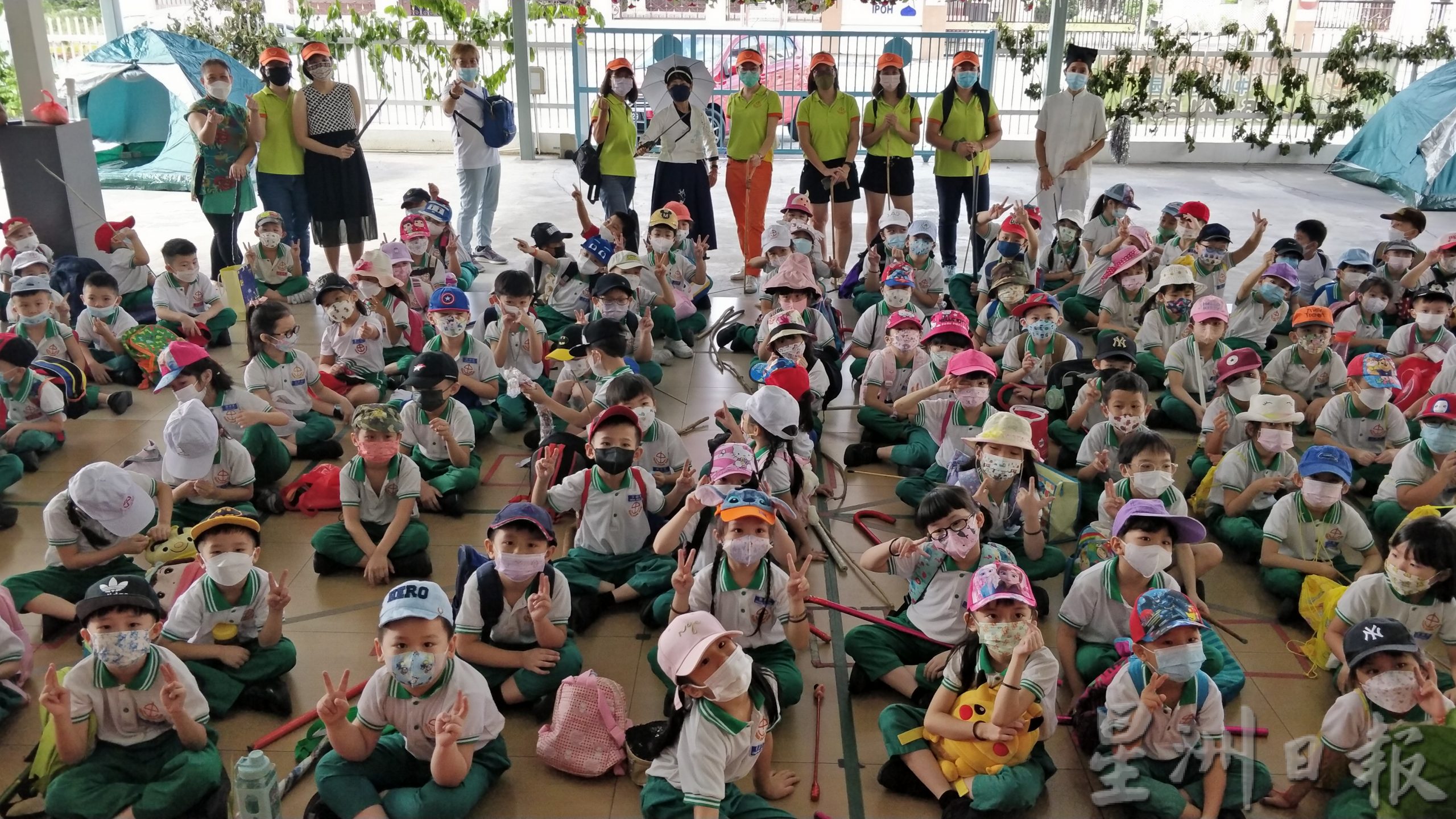 霹／学生校内扮起爬山客 中山幼儿园创新庆重阳节