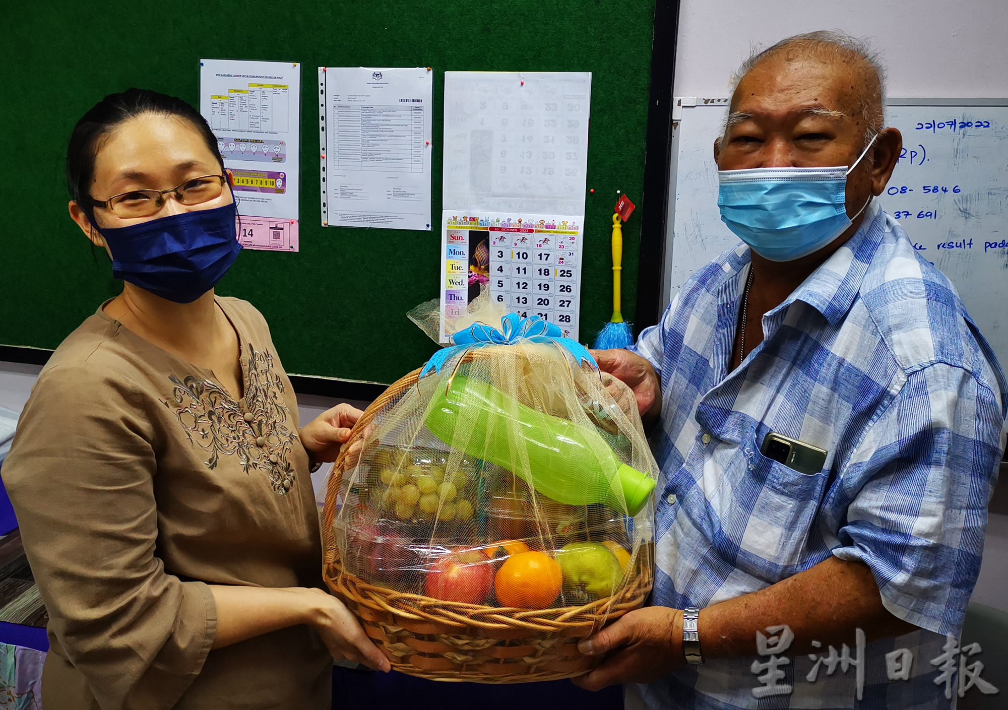 霹：版头／感恩政府诊所医护人员，华裔老伯买数百粒水果赠送
