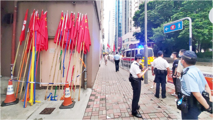 香港多面五星红旗和区旗被人拔下弃置路边