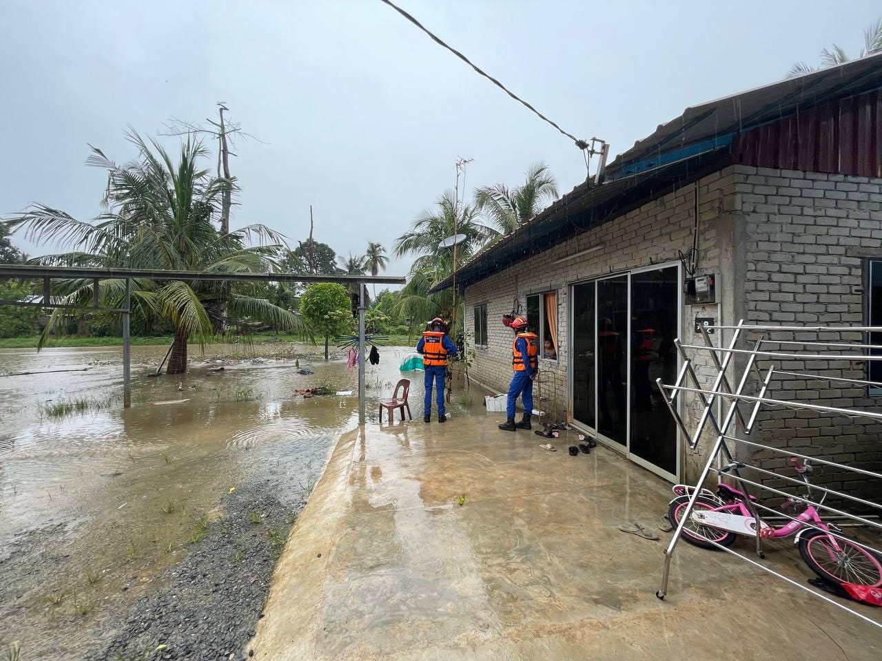 数小时的长命大雨，导致吉打区内三个县区，即浮罗交怡、哥打士打和古邦巴素的多条河流水位高涨。
