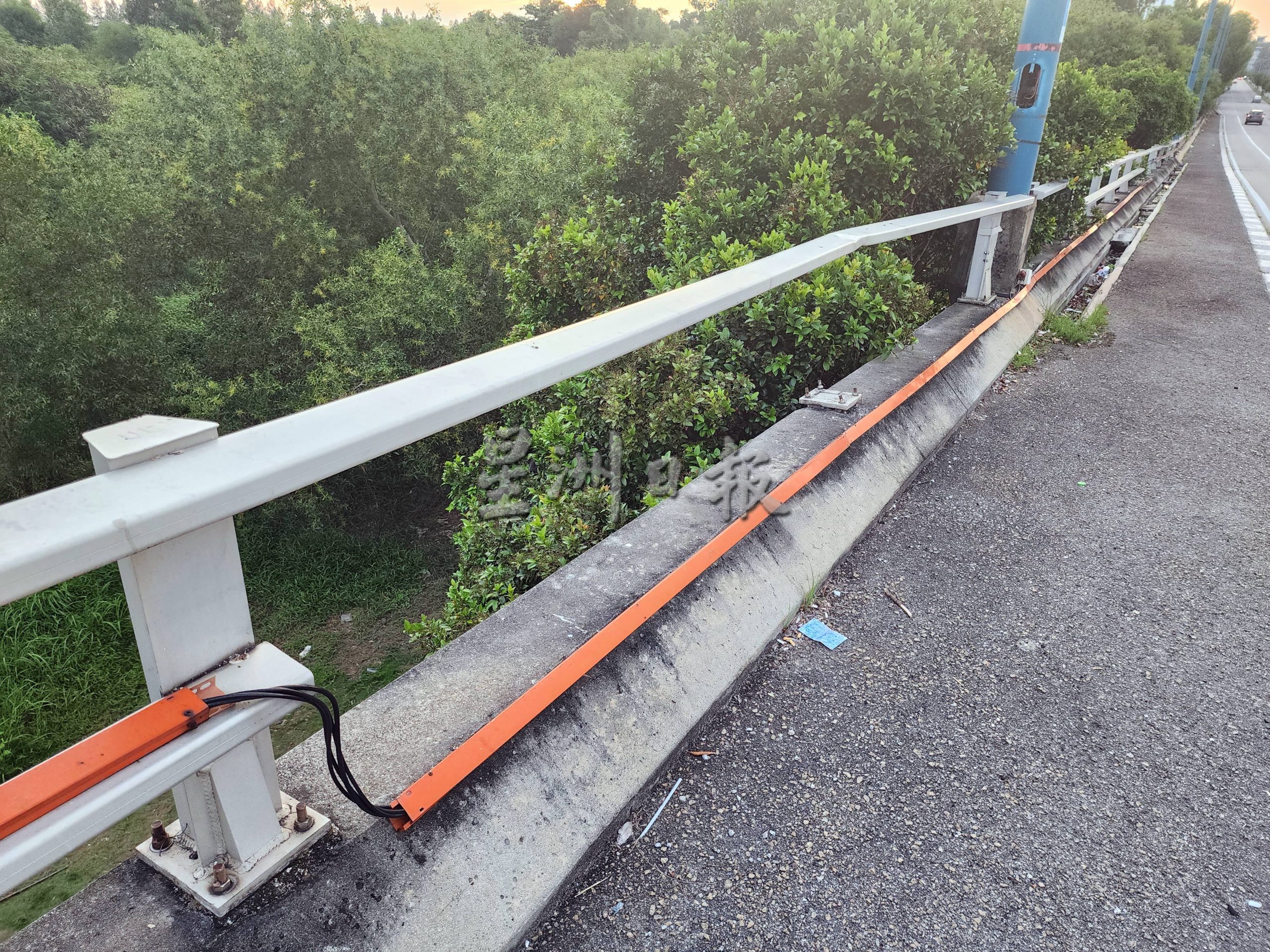 （古城第二版主文）赛阿都阿兹路大桥栏杆损坏逾半年未维修，理由为等待拨款，令人难以接受