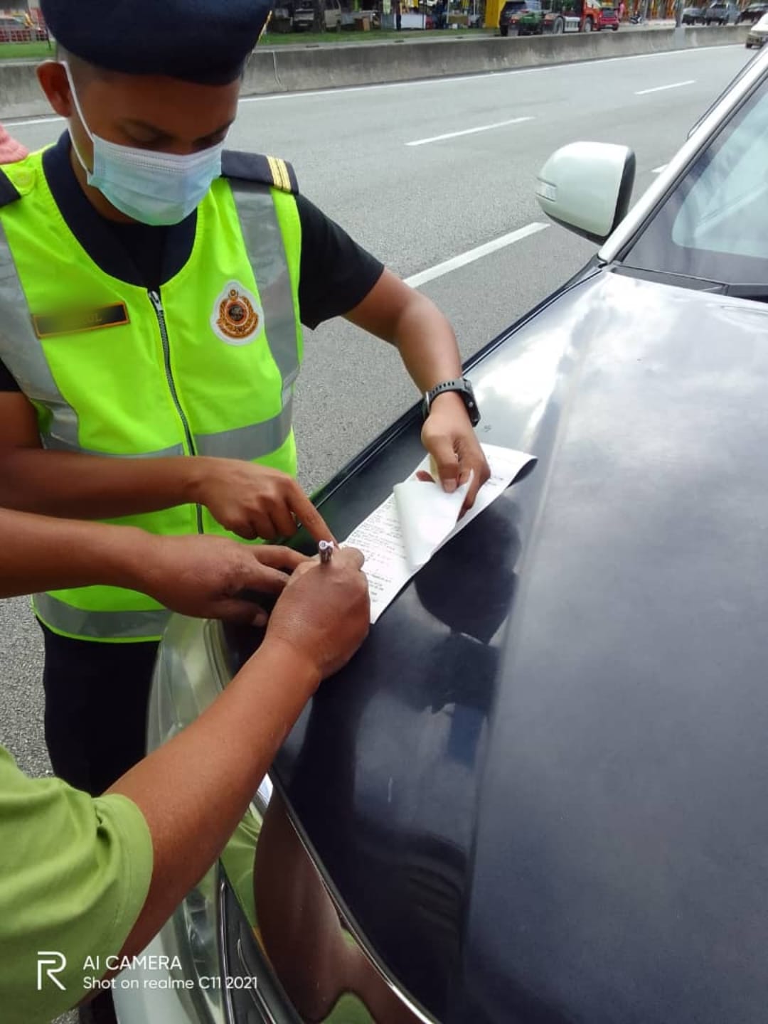 槟州陆路交通局向开车时使用手机的违规司机开出13张罚单。