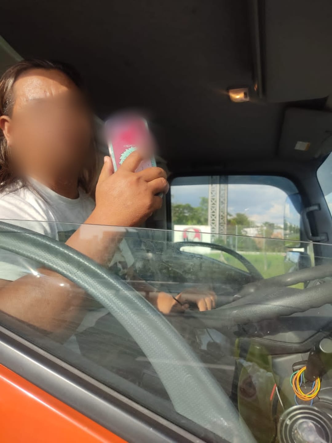 槟州陆路交通局向开车时使用手机的违规司机开出13张罚单。