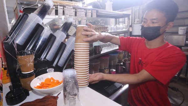 茶室缺员工洗杯 额外征费  用一次性塑料杯 不环保 
