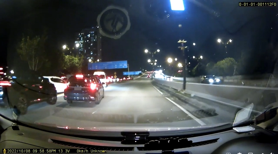 新加坡车穿梭车龙插队酿车祸，女司机网揪鲁莽驾驶司机