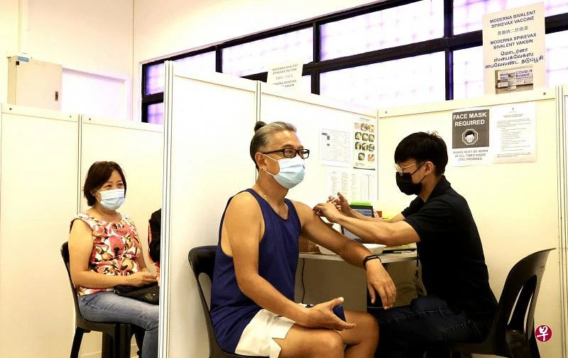 （已签发）柔：狮城二三事：新加坡施打二价疫苗首日 年长者反应积极