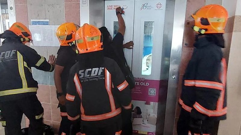 裕廊西电梯故障     6男与遗体被困近1小时