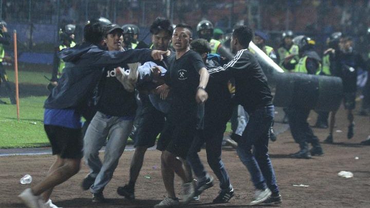 印尼足球联赛大骚乱 | 死亡人数暴增至174人   体育场成人间炼狱