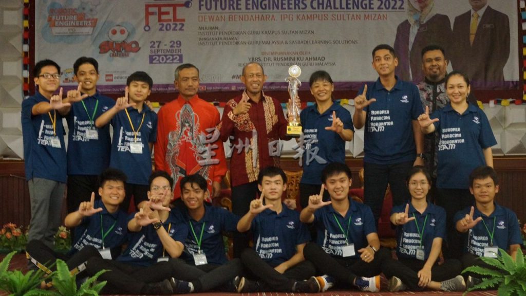 全国机器人技术赛摘冠． 砂师范学院征国际赛