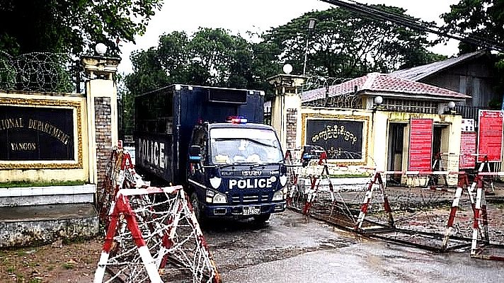 Bomb blasts outside Yangon prison kill eight, wound 18
