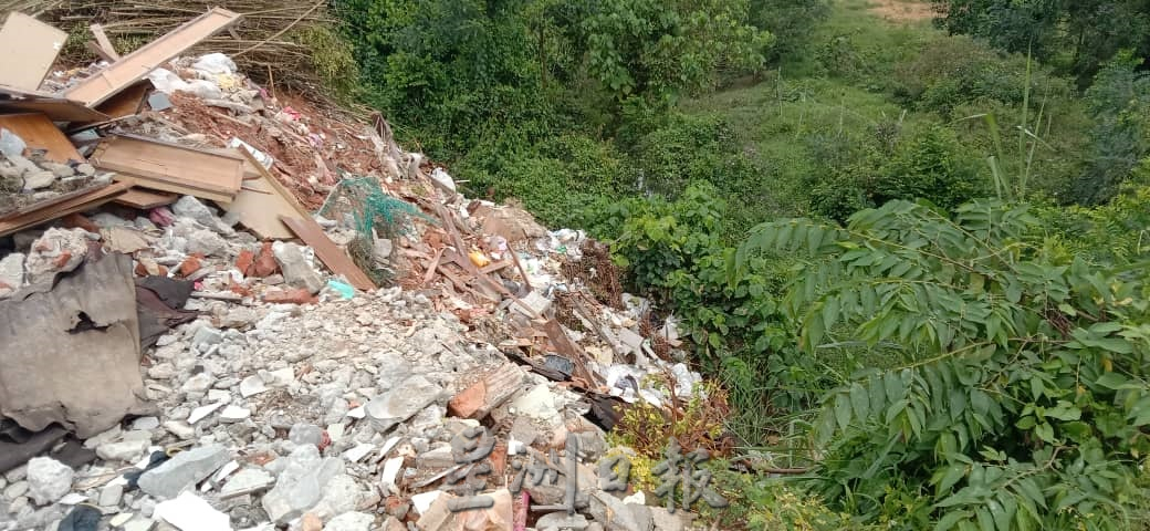 NS淡边/淡边石山路通往甘榜传统村庄的路段，出现罗里乱倒垃圾在河旁