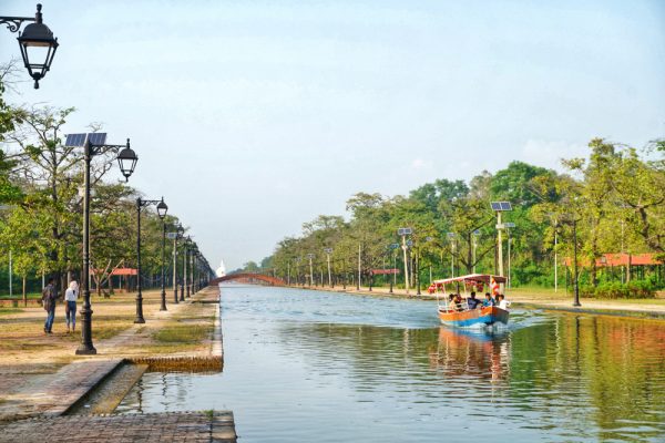 平静的中央运河，把国际寺院区分为大乘佛教和小乘佛教。(photo:SinChew)