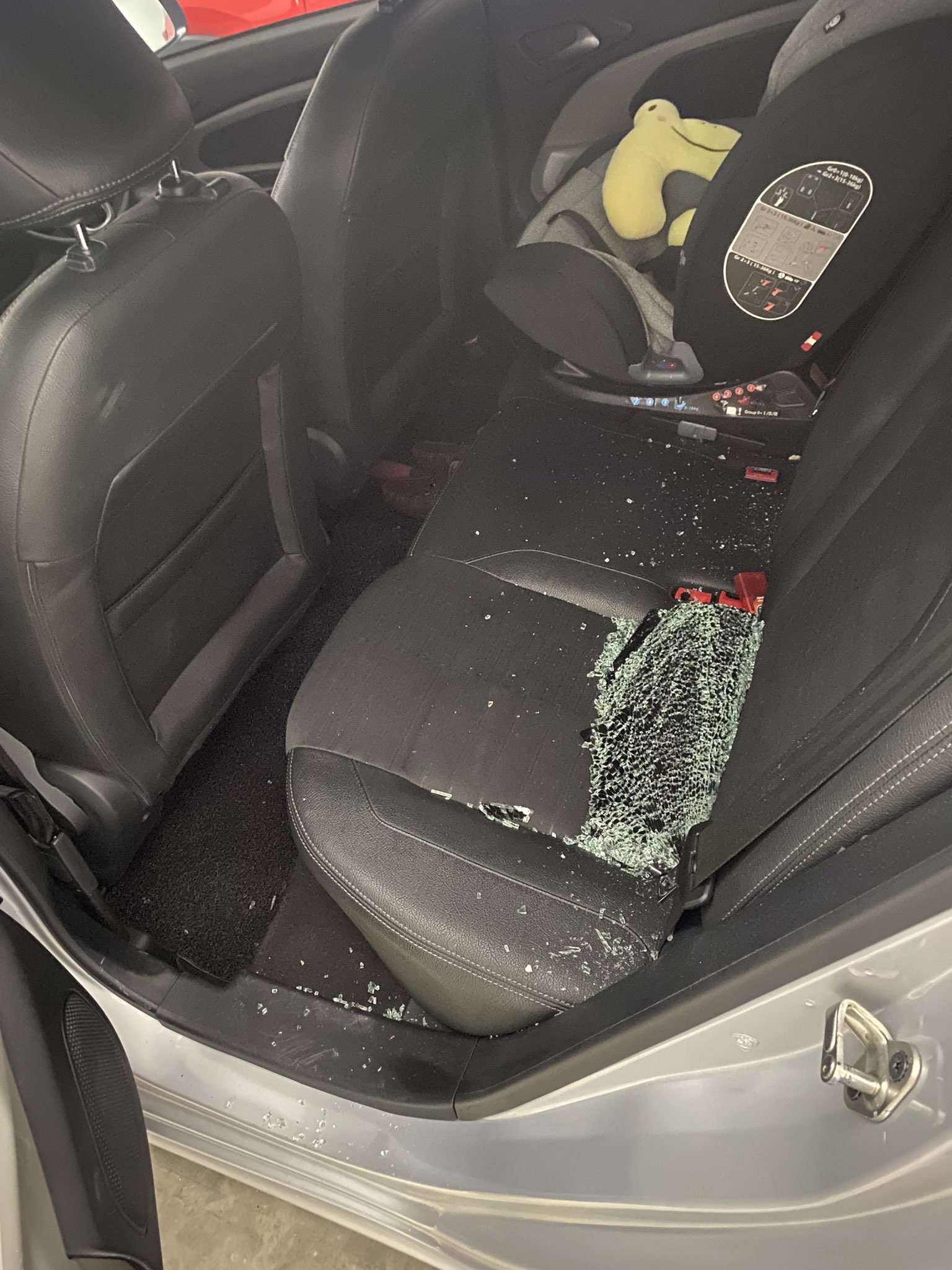 2车同日在商场停车场被砸车镜偷包 