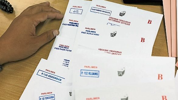 大马志愿者 从狮城带回约9000邮寄选票