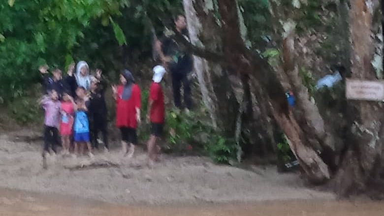 一家十口瀑布游玩遇山洪 消拯员接报到场助脱困