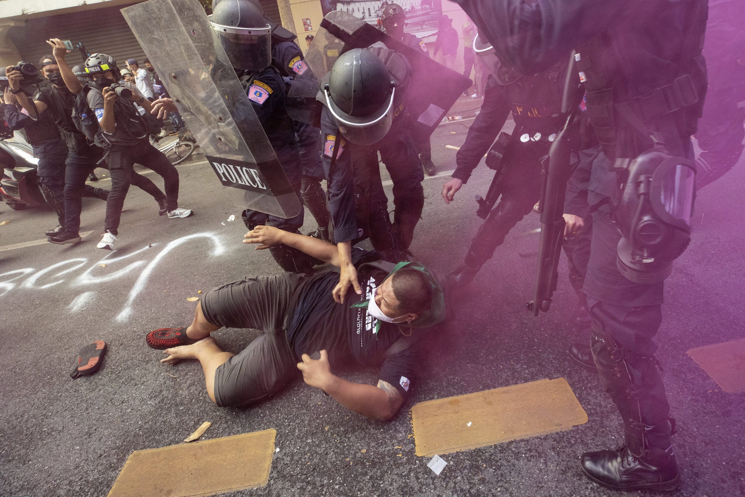 APEC会场外示威抗议  泰警发射橡皮弹驱散