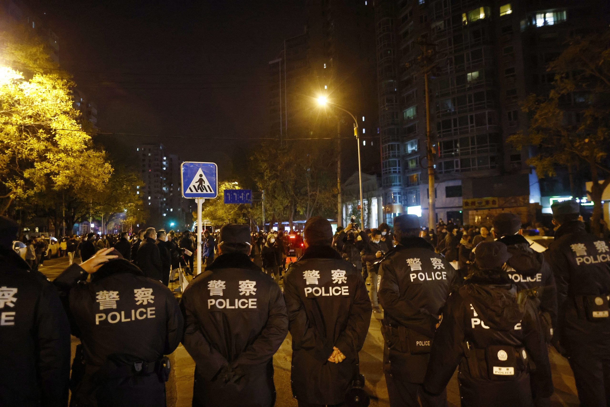 C上海数百市民上街悼念火灾死难者　警方到场赶散