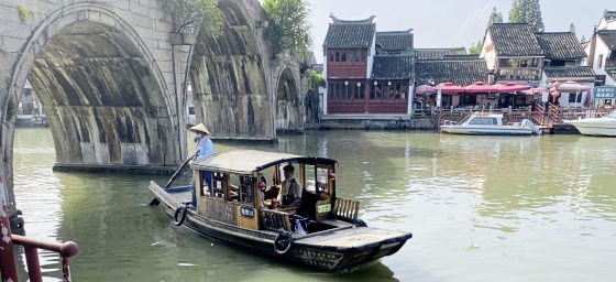 游客乘舟经过江南水乡独有的小桥流水人家。(photo:SinChew)