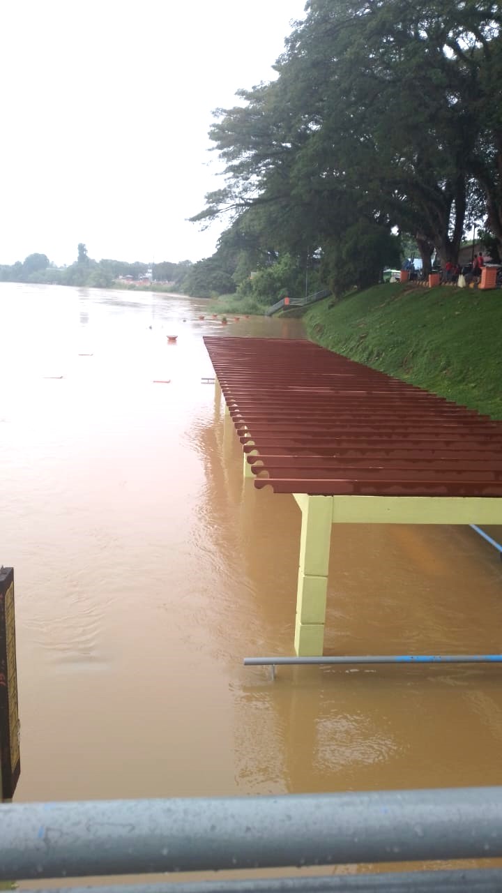 东06：连日来的连绵雨水，造成彭亨河水位高涨，淡马鲁河畔休闲公园（Taman Esplanade Temerloh）已被＆水覆盖。