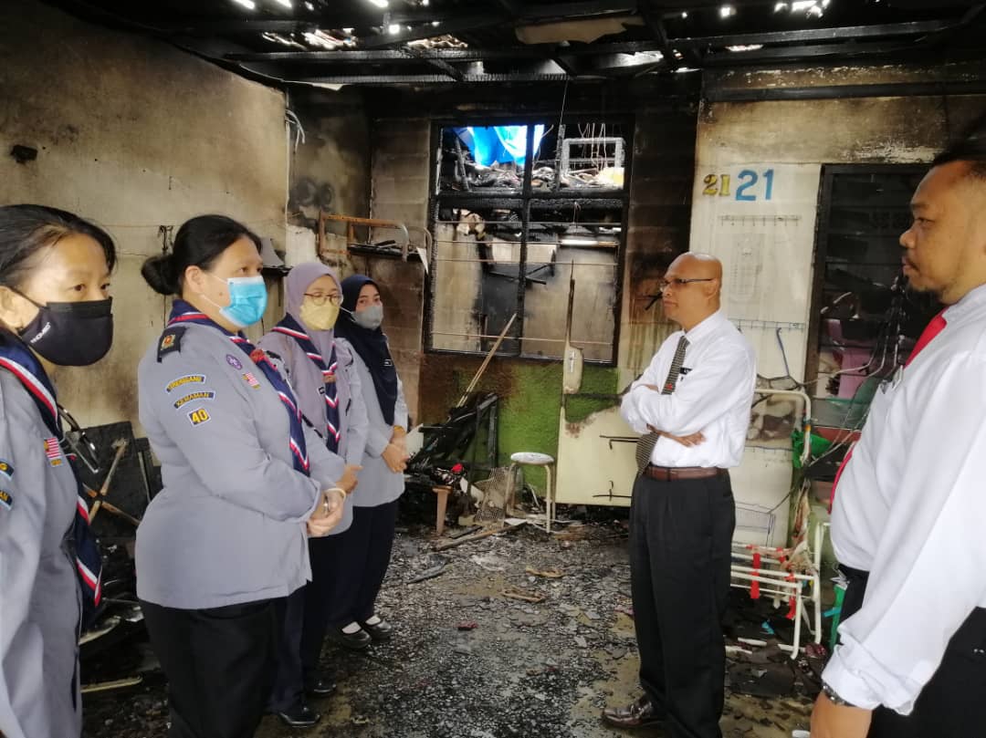 东／学生家园遭大火烧毁，双溪索培民华小代表与教育局官员上门探访及慰问。