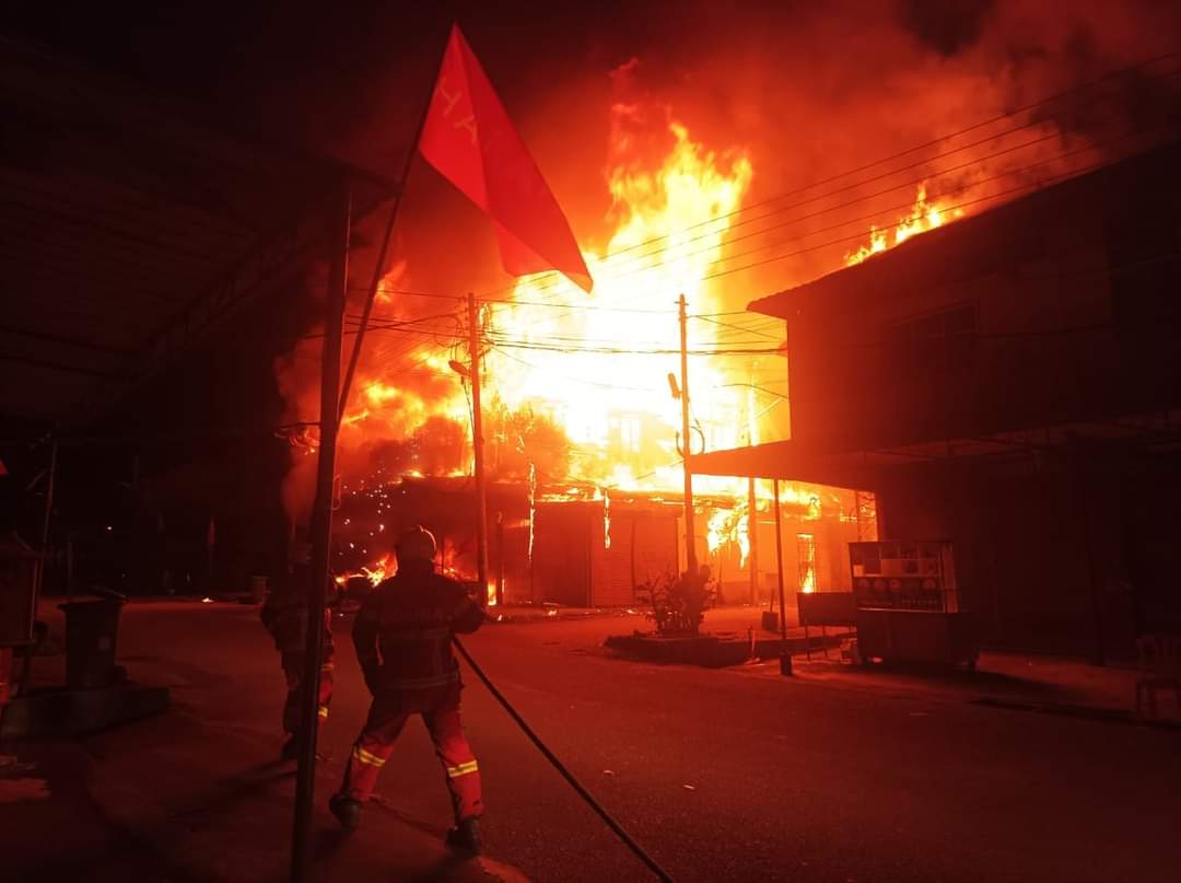 东：劳勿新巴力新村5间店屋烧毁，一家四口跳楼逃生受伤
