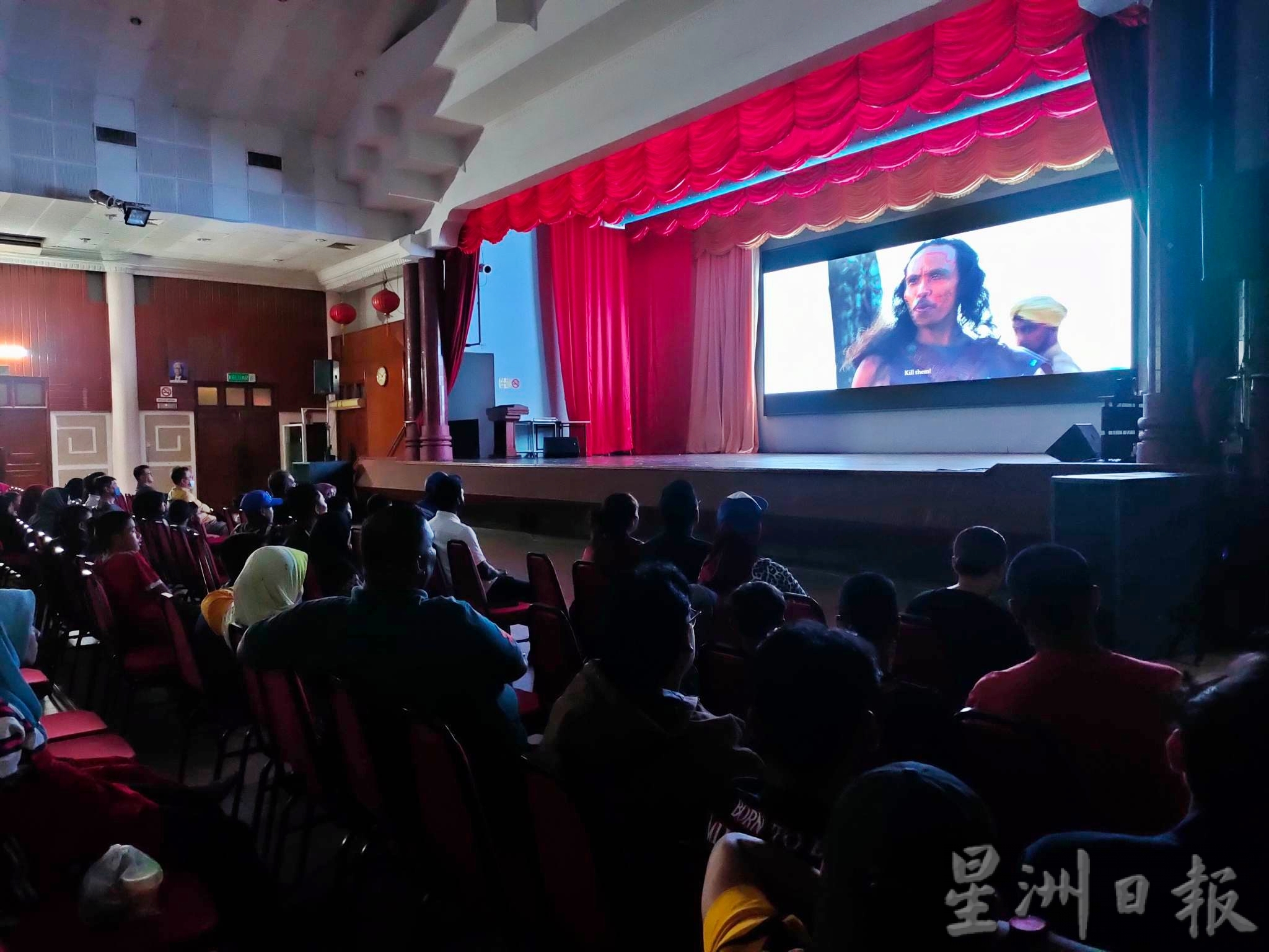 东：哥市有戏院了！哥打峇鲁国席的国阵巫统候选人拿督斯里罗斯玛迪昨晚与市民观赏千万票房国产电影《Mat Kilau》，并表示未来会举办更多的放映会。