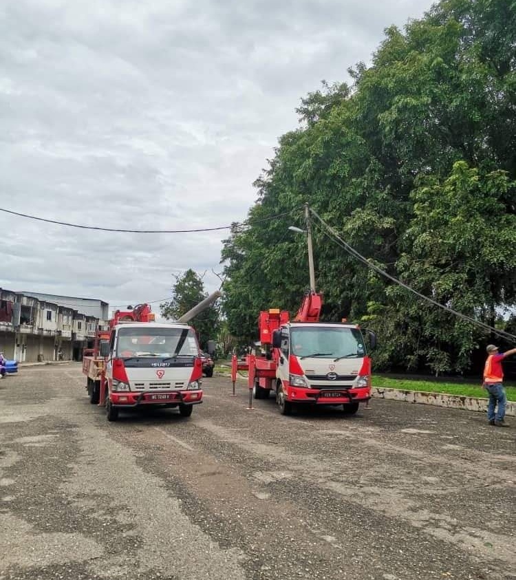 东：文德甲工业城倒树压中电缆，国能单位已派员到现场清理。