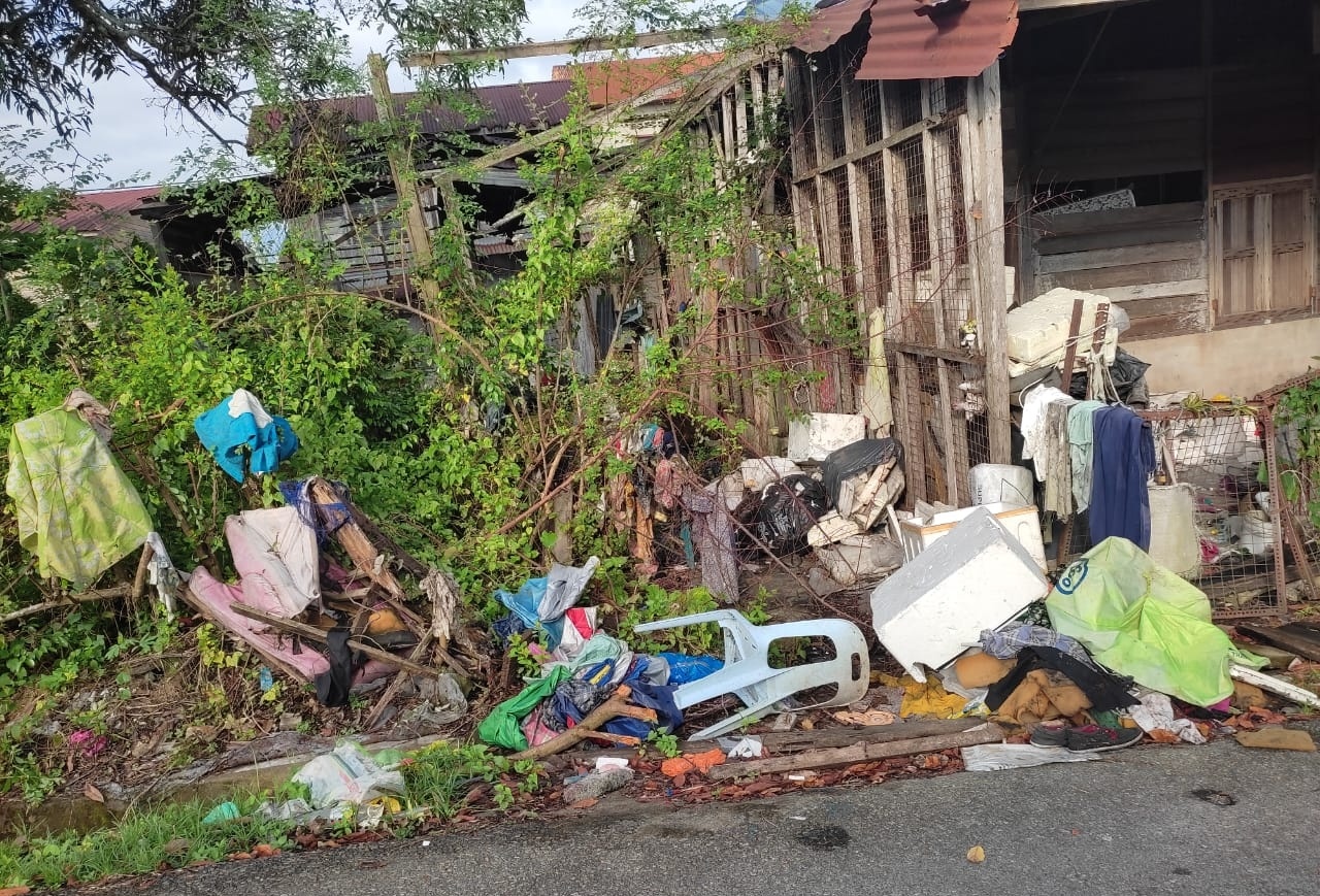 东：文德甲新村废置已久的破屋，成了缺德者随意丢弃垃圾和废物热点，引起臭味和各种民生问题。