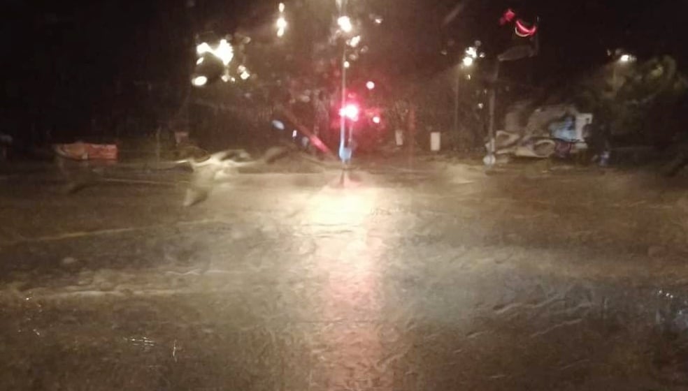 东：文德甲昨晚下起倾盆大雨，多处道路积水影响交通行驶，并传出倒树事件。