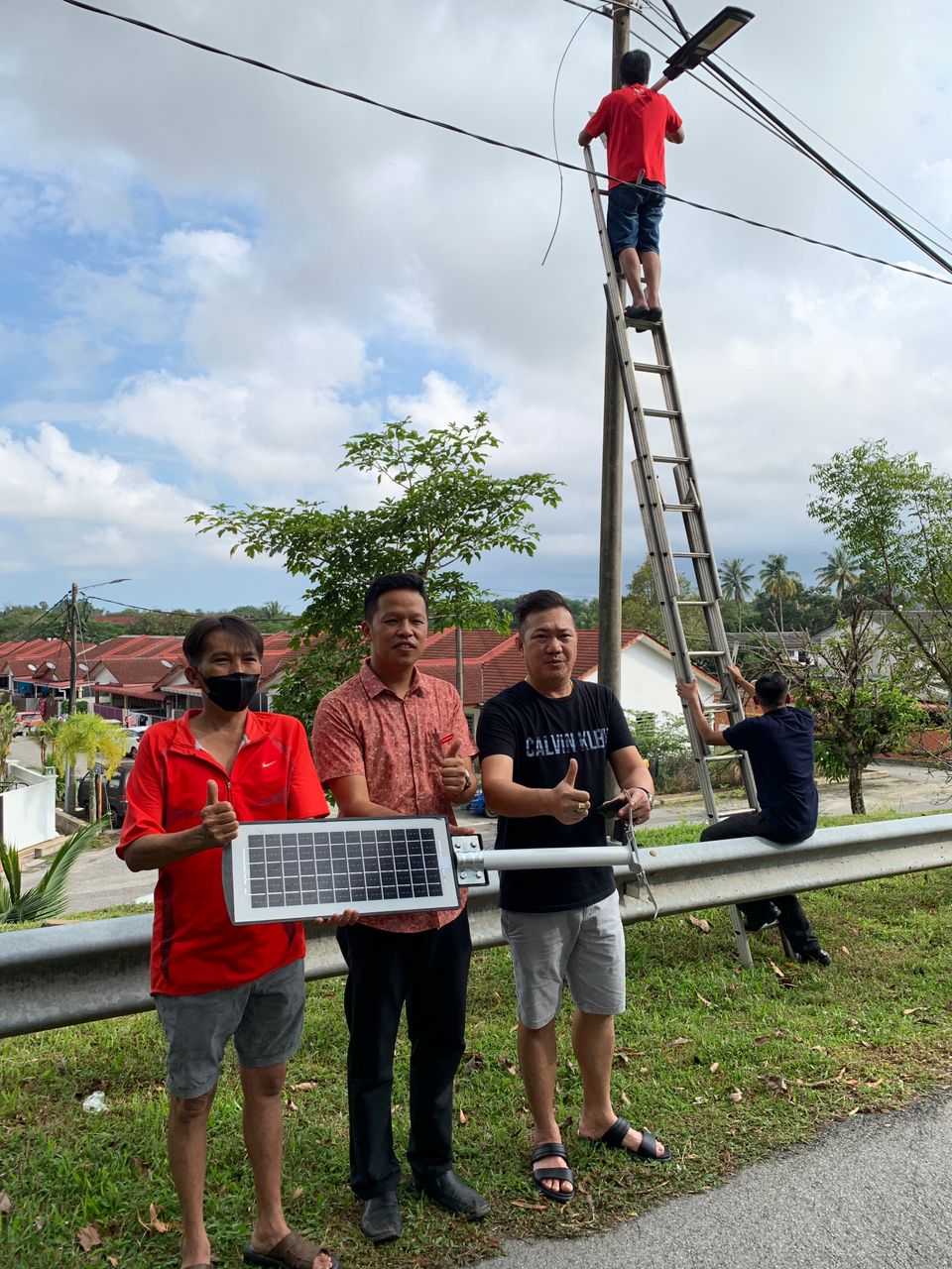 东：获热心民众报效，陈俊广团队协助甘榜迪南居民安装两盏太阳能路灯。